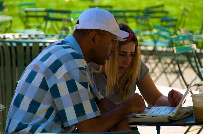 Pareja utilizando un ordenador portátil