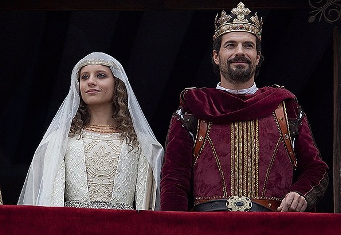 Michelle Jenner y Rodolfo Sancho en 'Isabel'