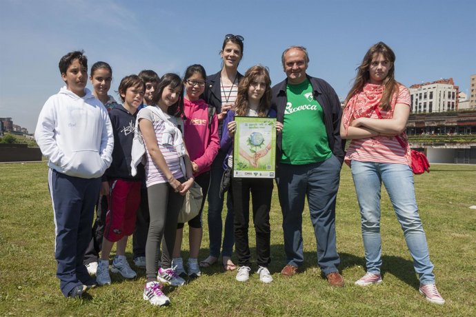 El consejero junto a algunos de los alumnos premiados