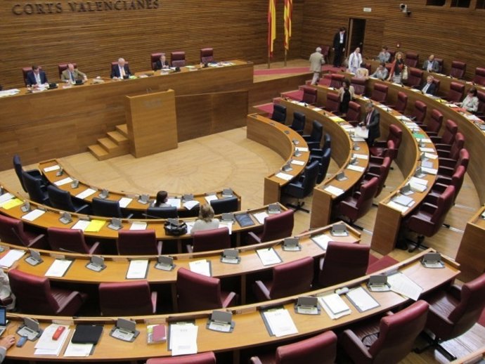 Diputados en el pleno de las Corts de la tarde