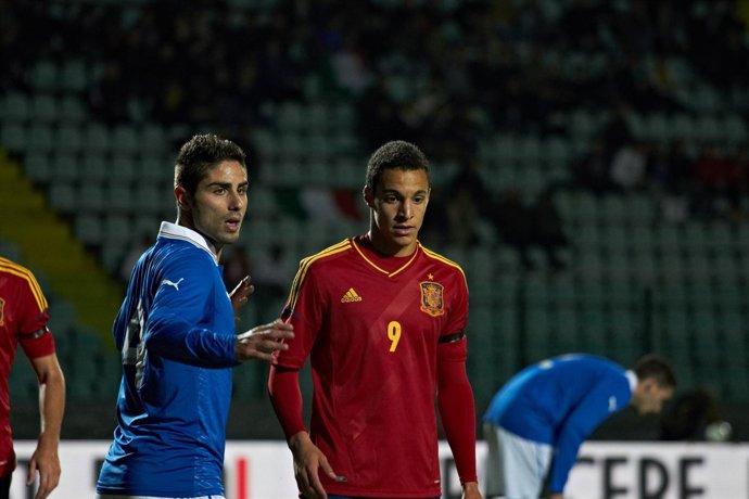 Rodrigo con la selección sub-21 ante Italia