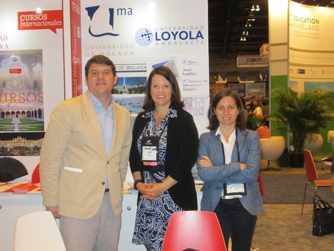 Borja Martín y Mayte Lara en el estand de Loyola Andalucía