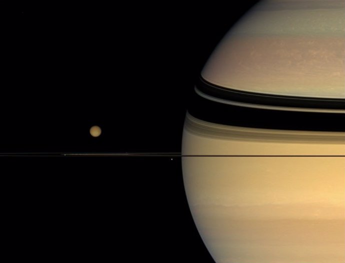 Titán junto a Saturno