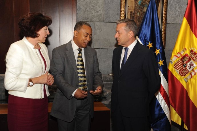 Rivero (d), con el ministro de Cabo Verde