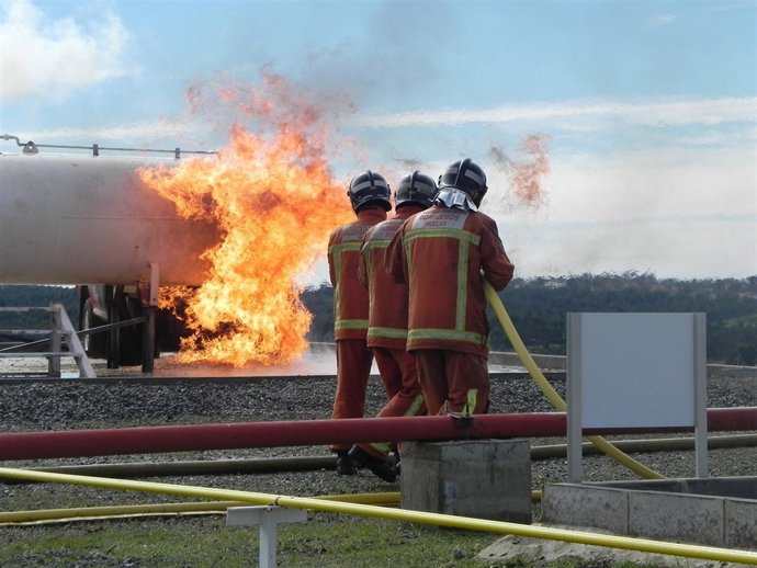 Bomberos realizan prácticas. 