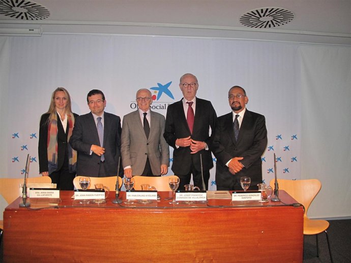 Finn E. Kydland, Premi Nobel d'Economia 2004, el tercero por la izquierda