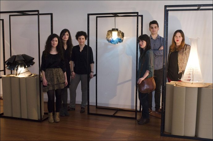 Alumnos de Arquitectura con lámparas