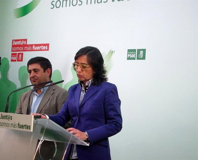 Rosa Aguilar, junto a Francisco Reyes, hoy en la rueda de prensa.