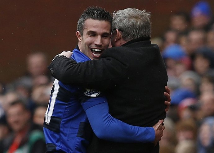 Van Persie se abraza con Alex Ferguson