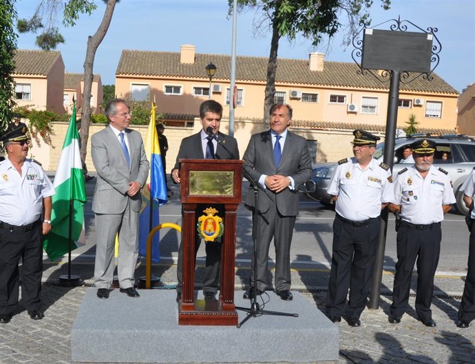 Cosidó en la inauguración de una calle dedicada a la Policía en Algeciras (Cádiz