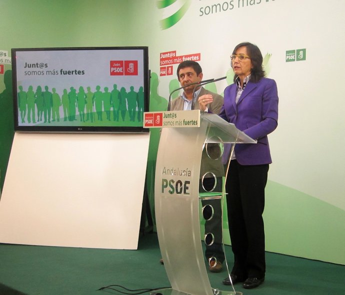 Rosa Aguilar, junto a Francisco Reyes, hoy en la rueda de prensa.