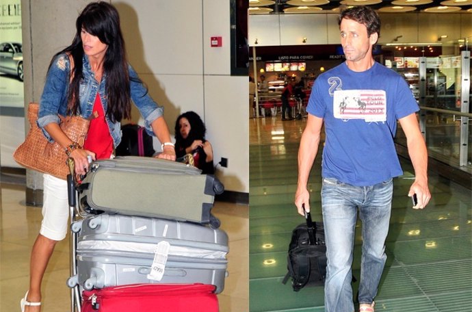 Álvaro Muñoz Escassi y Sonia Ferrer llegan al aeropuerto