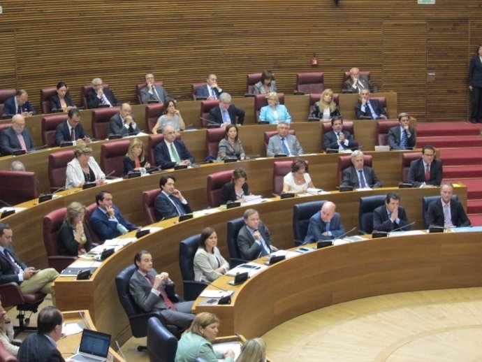 Miembros del Consell y el PP durante el pleno de las Corts Valencianes
