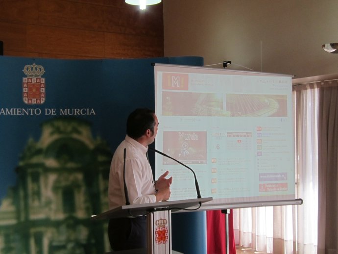 Gómez muestra la nueva web del Ayuntamiento