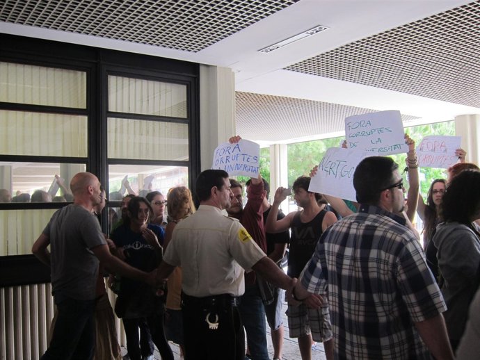 Estudiantes de la UPV protestan antes del acto de toma de posesión del rector