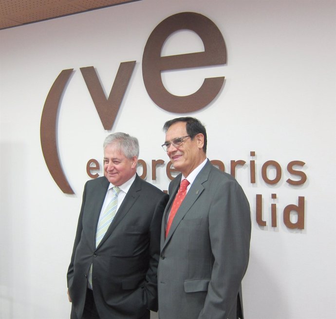 El presidente de la CVE, Manuel Soler (I), junto al de la UEMC, Eliécer Villar