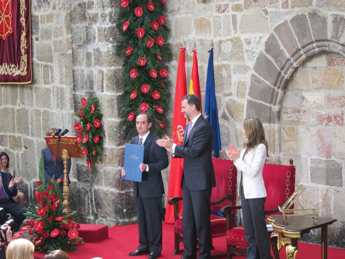 Daniel Innerarity recibe el Premio de manos de don Felipe.