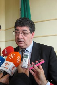 Valderas censura la "obcecación cansina y permanente" del Gobierno central contra la subasta de medicamentos