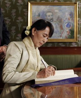 Suu Kyi Acepta En Persona El Nobel De La Paz  21 Años Después De Recibirlo