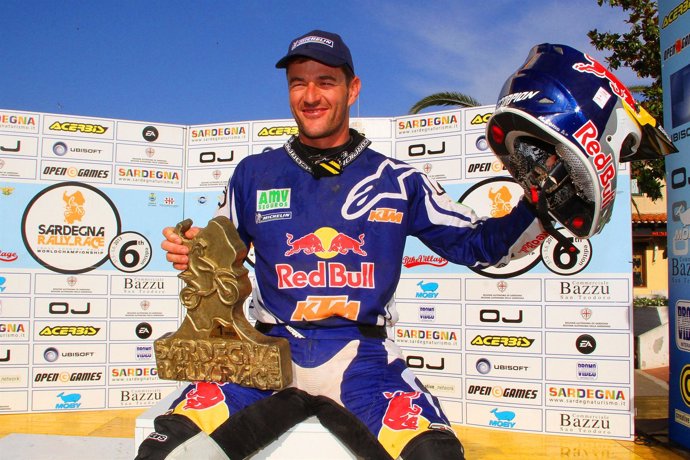 El piloto de motos Marc Coma tras ganar el Rally de Cerdeña