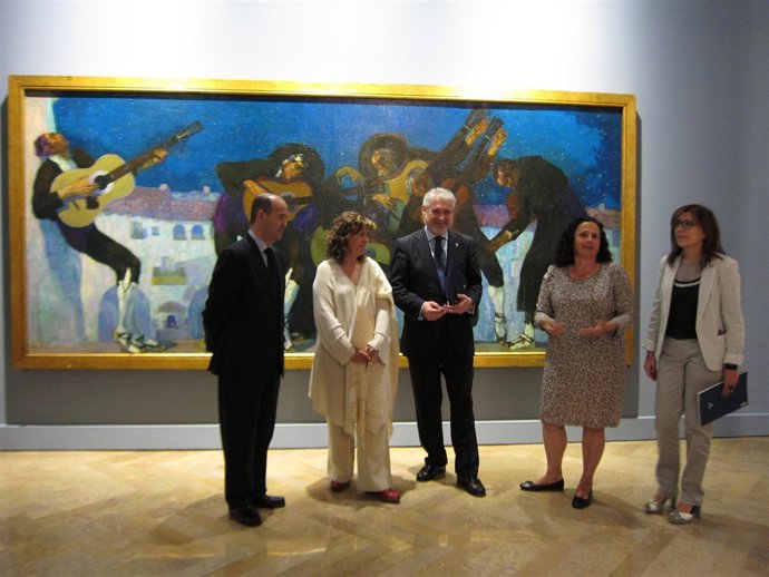 Larqué y las comisarias de la muestra ante la obra 'Los enamorados de Jaca'