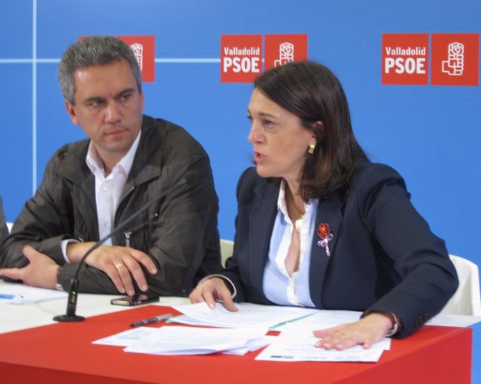 La portavoz del PSOE en el Congreso, Soraya Rodríguez, con Javier Izquierdo