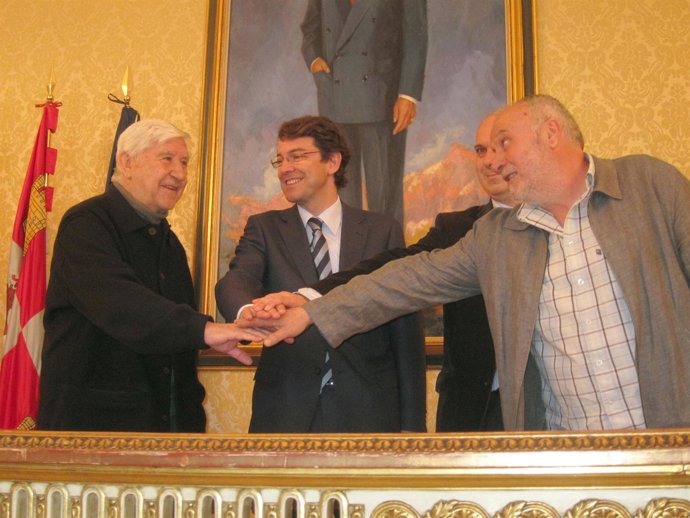 Mañueco (2I) junto a los miembros de las tres asociaciones artesanas