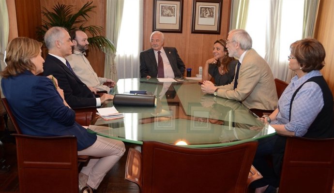 El Cabildo recibe a una delegación de la Fundación Vicente Ferrer