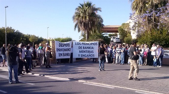 Protesta de afectados por ERE de Bankia en Alicante