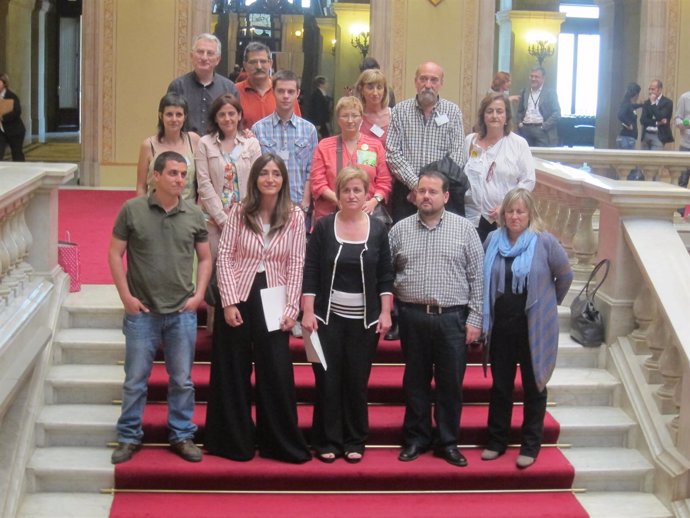 Representantes de CUP, PSC, ERC, ICV-EUiA y CiU junto a agentes de la educación