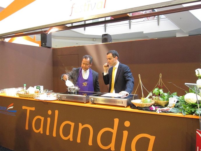 Embajador de Tailandia cocinando