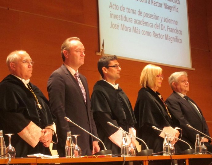La presidenta de la CRUE, junto al resto de autoridades, en la UPV