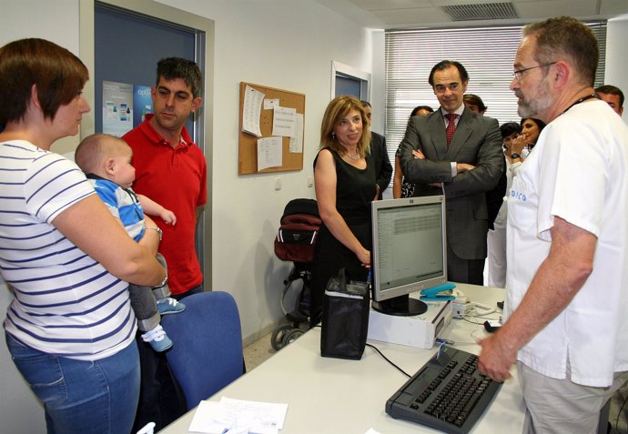 Manuel Llombart visitia el Centro Sanitario Integrado de Villena