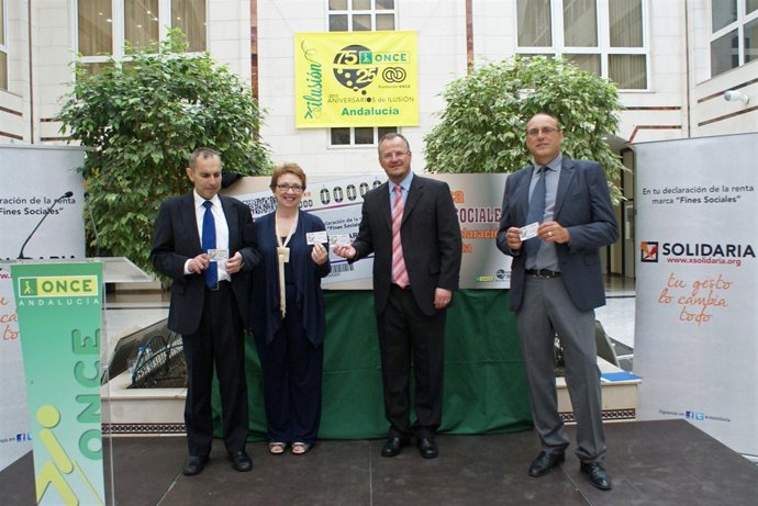 Carmen Martínez Aguayo y Patricio Cárceles en la presentación del cupón         