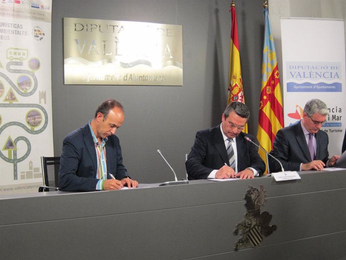 Firma del convenio entre el alcalde de Andilla y el diputado de Turismo