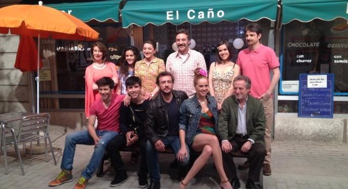 María Castro y demás actores de la serie Vivo cantando