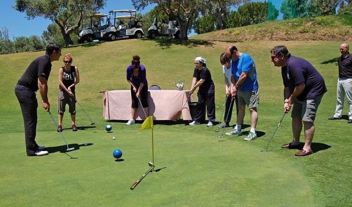 Un grupo de periodistas juega al golf