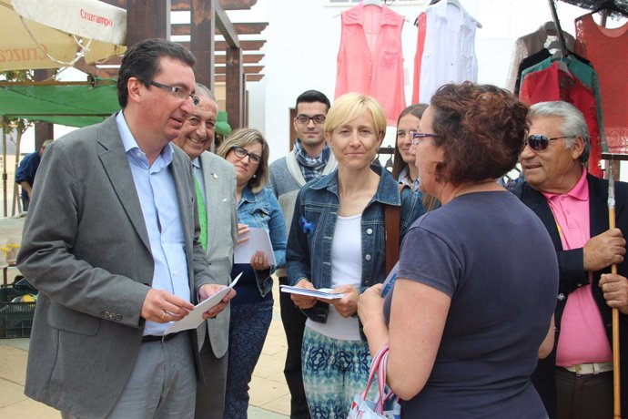 Manuel Andrés González, presidente del PP de Huelva, visita Paymogo. 