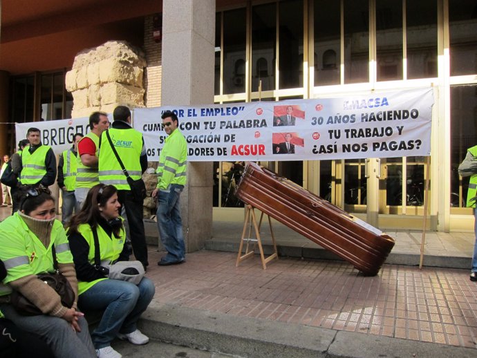 Trabajadores de Acsur concentrados ante el Ayuntamiento
