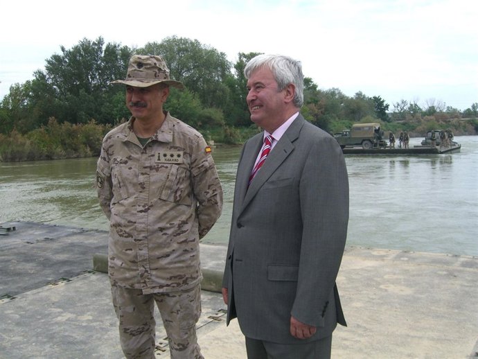 Gustavo Alcalde visita el Regimiento de Pontoneros.