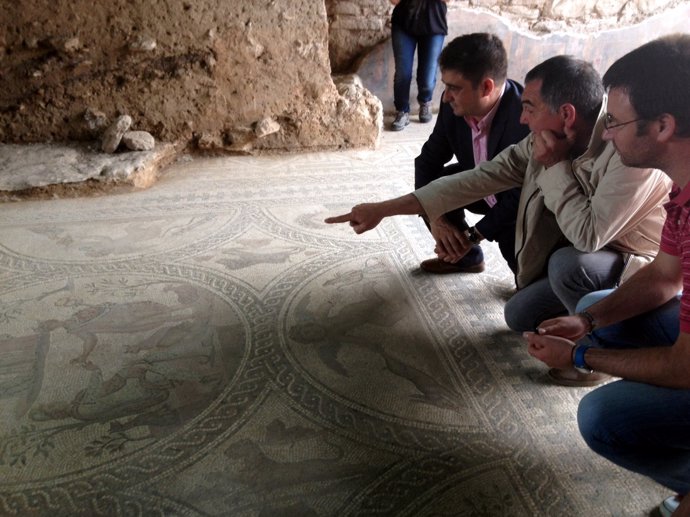 Reyes observa el 'Mosaico de los Amores' en el yacimiento de Cástulo.