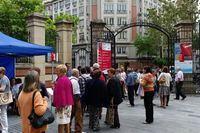 Ciudadanos esperando a ser atendidos