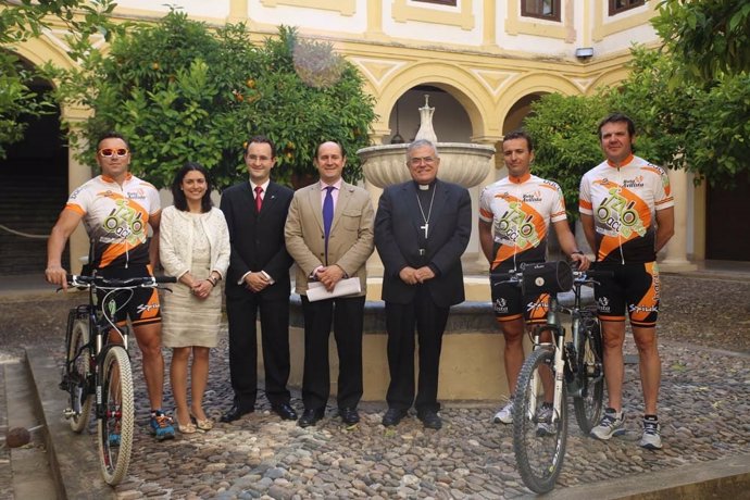 Policías ciclistas, el obispo y el alcalde de Montilla, con otros cargos