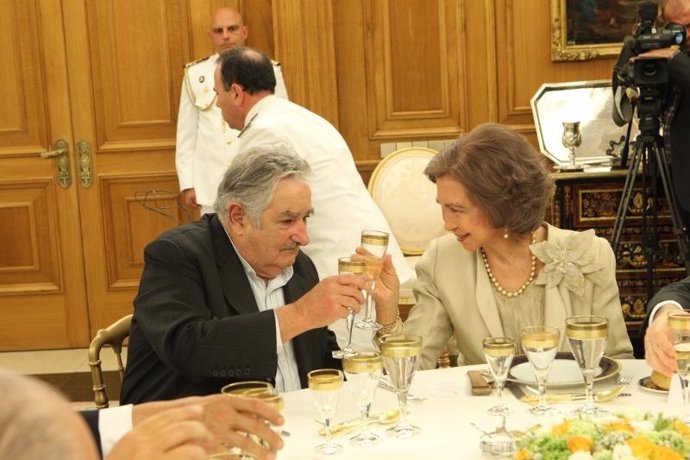 Mujica brinda con la Reina en su visita a Madrid