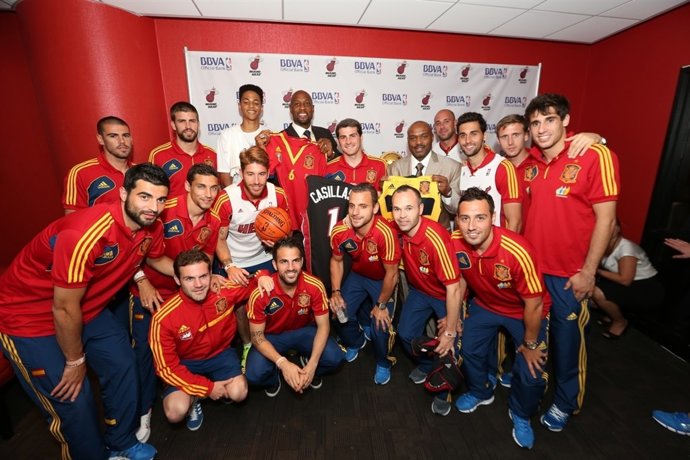 Casillas e Iniesta con Alonzo Mourning