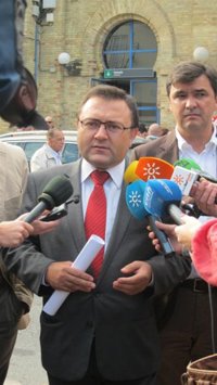 PSOE-A urge al Gobierno a "dar marcha atrás" al intento de eliminar la subasta de medicamentos, "que huele muy mal"