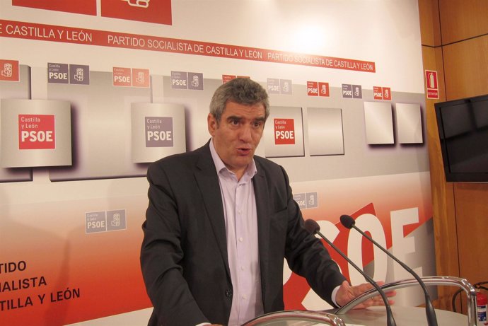 El secretario general del PSOE de Castilla y León, Julio Villarrubia, en la sede