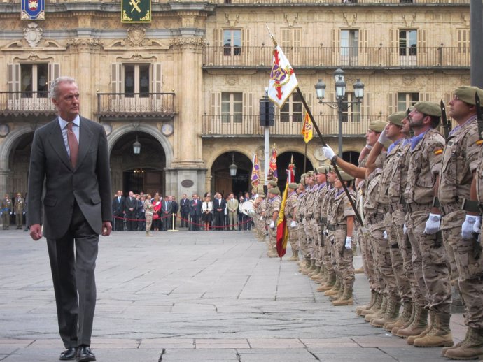 Morenés pasa revista a las tropas en la Plaza Mayor de Salamanca