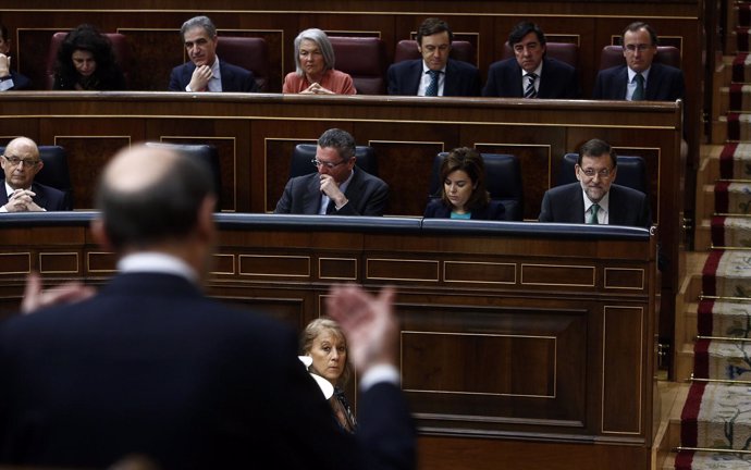 Alfredo Pérez Rubalcaba se dirige a Mariano Rajoy en el Congreso