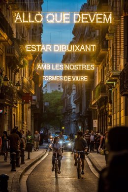 Una instalación de Perejaume ilumina la calle del Carme de Barcelona